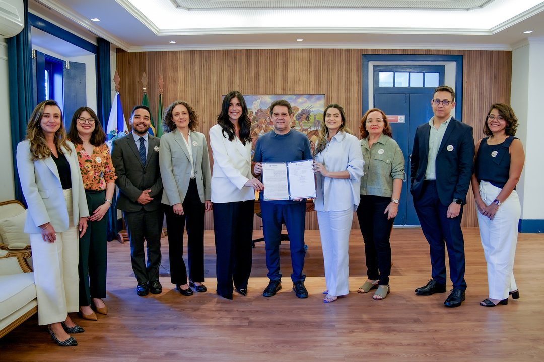 Prefeito com equipe do Airbnb